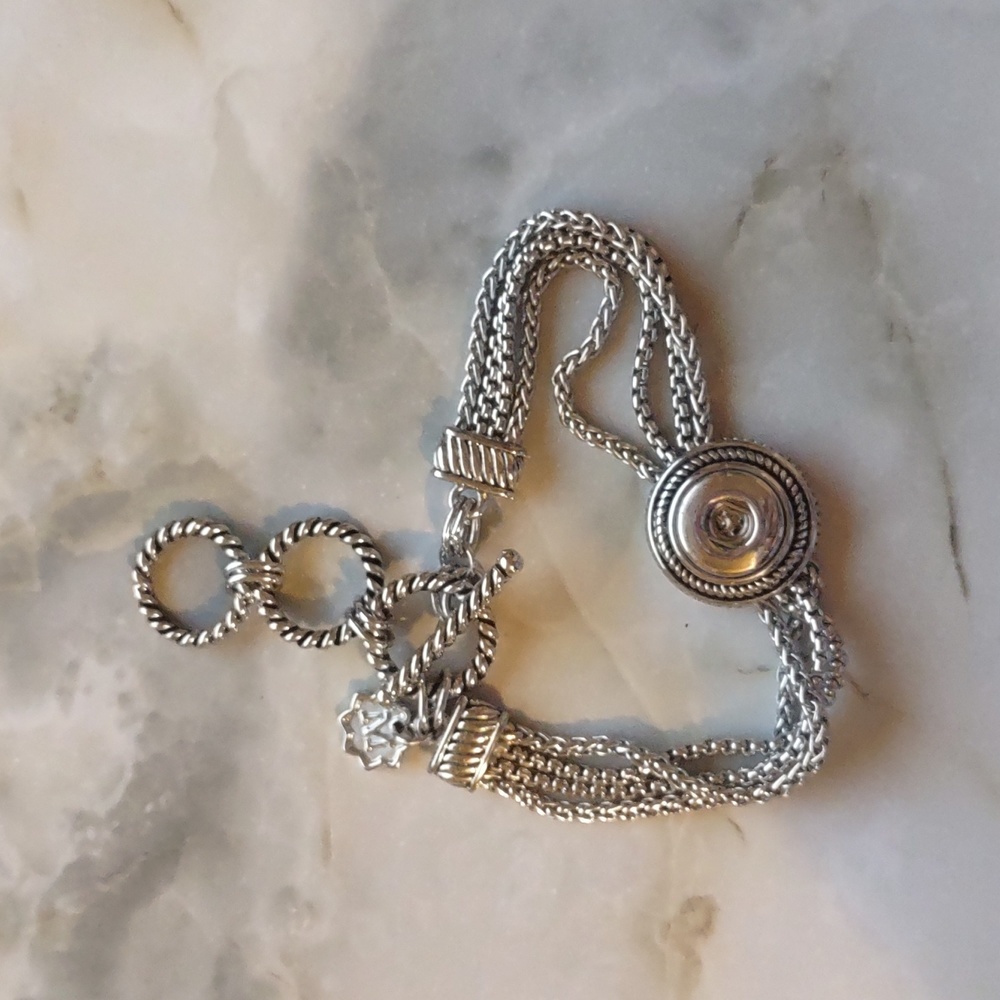 Adjustable bracelet for snap jewelry
